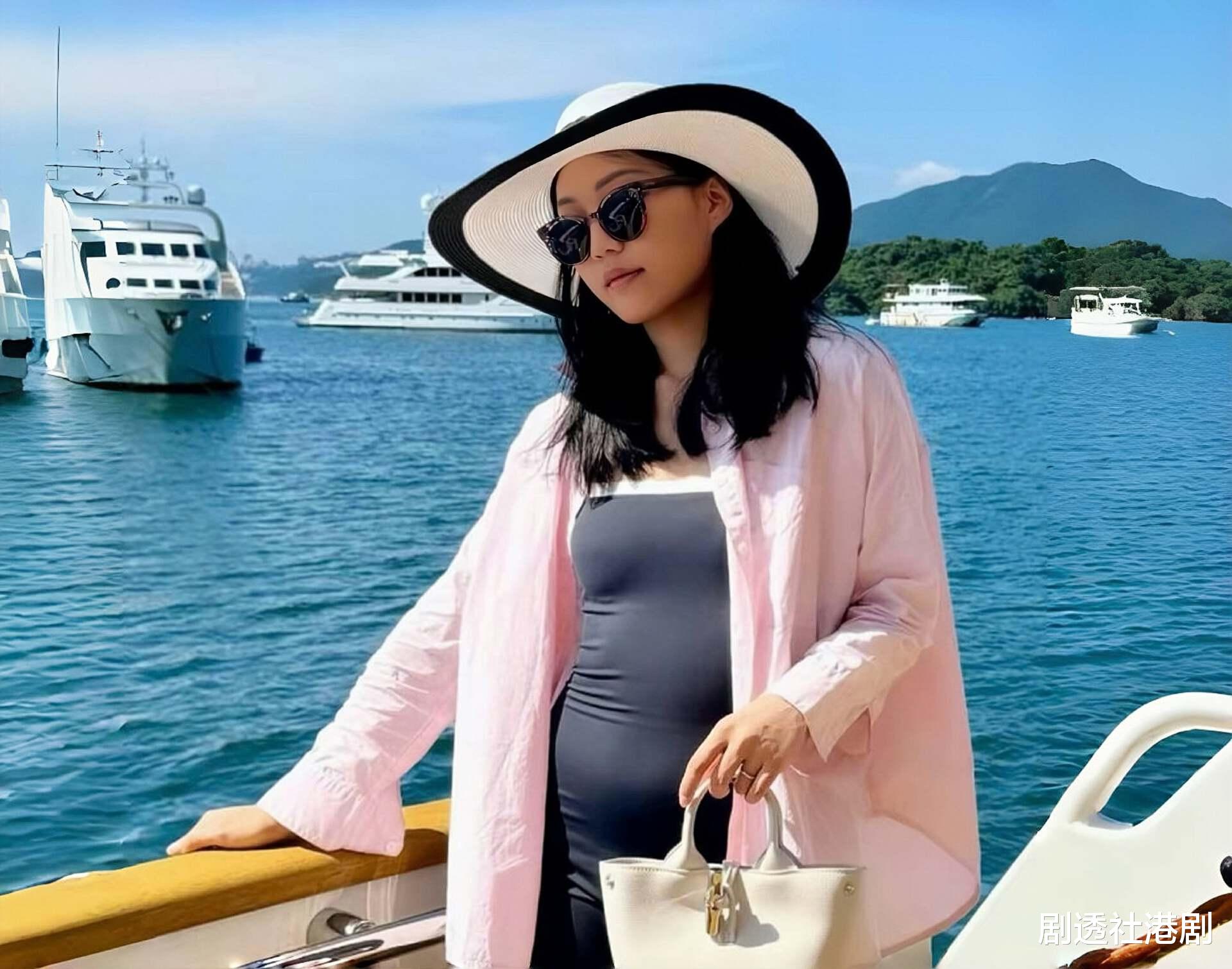 恭喜！香港知名富家千金被曝怀孕，海边度假腹部凸起孕味浓