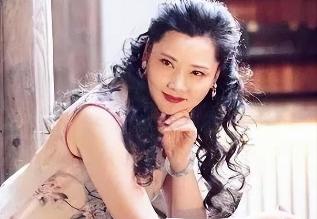 茹萍:一嫁大18岁丑男,34岁带娃嫁给二婚影帝,重组家庭也幸福