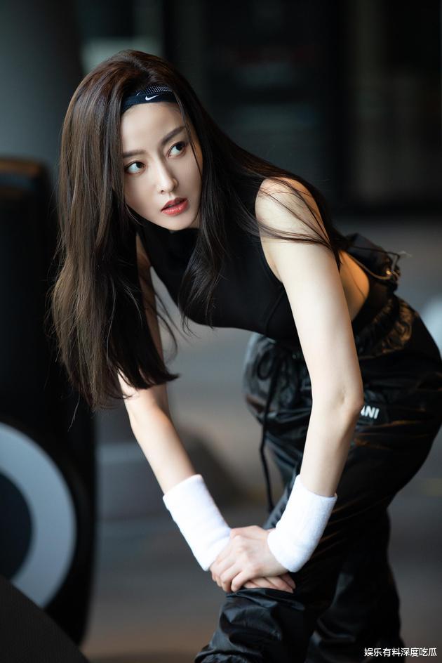 张天爱的“蚂蚁腰”才叫骨感美！一双大长腿刷新了我对性感的认知