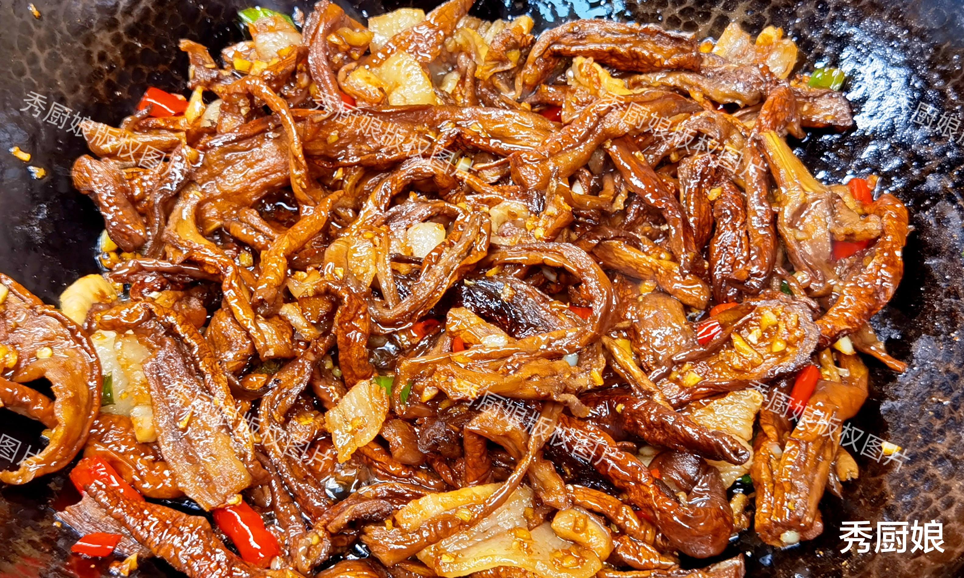 入秋,碰到这菜别手软,买上20斤,晒干囤起来,冬天炖肉吃太香了