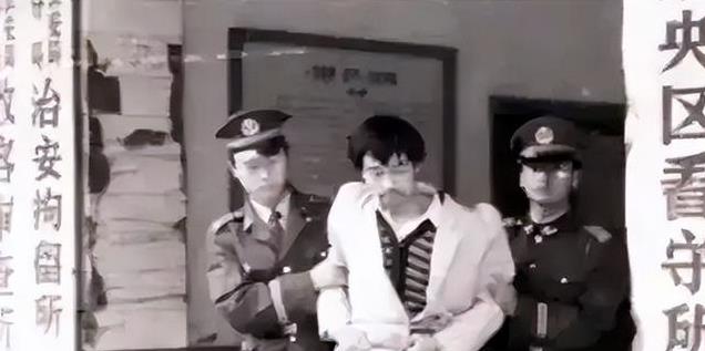 1993年老人带狗参演谢晋电影《老人与狗》,拍完人与狗皆惨遭枪毙