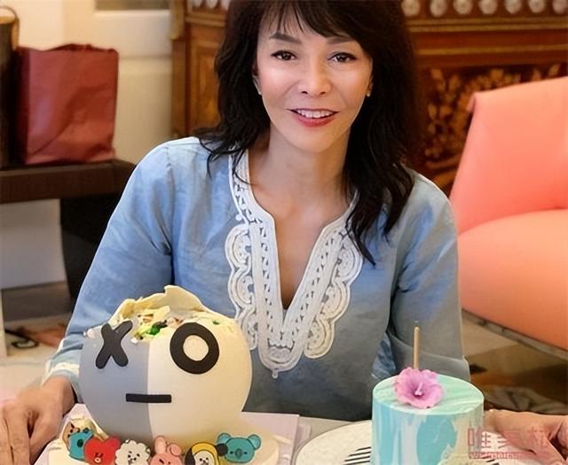 扇刘嘉玲巴掌,讽刺黄渤颁奖礼穿睡衣,67岁不婚不育的她怎样了