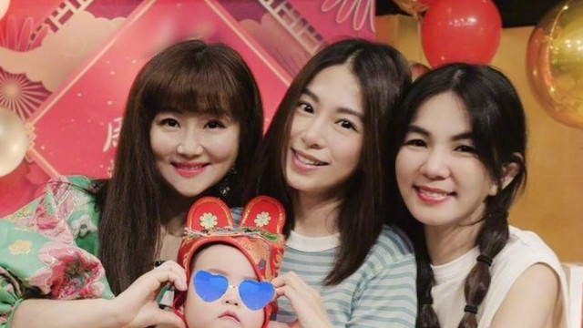 任家萱儿子满周岁，Ella Hebe齐到场，三人贴脸合照任家萱最显老态