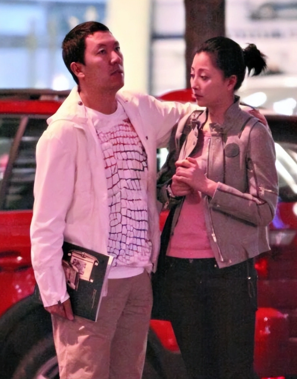 事实证明,44岁“有过5个前任”的殷桃,已经走上了一条不归路