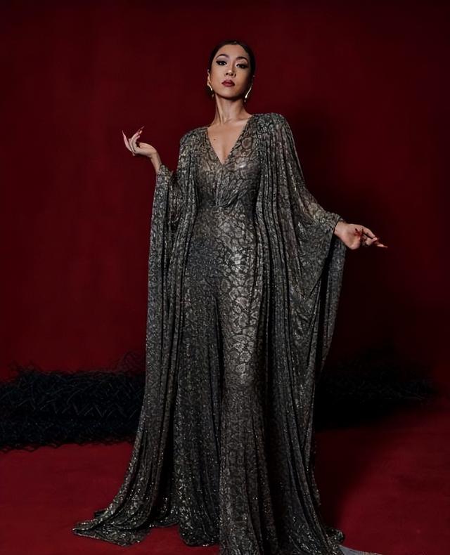 吉克隽逸机场生图被疯传,看了“无痕衣”下的小腹;网友炸锅了