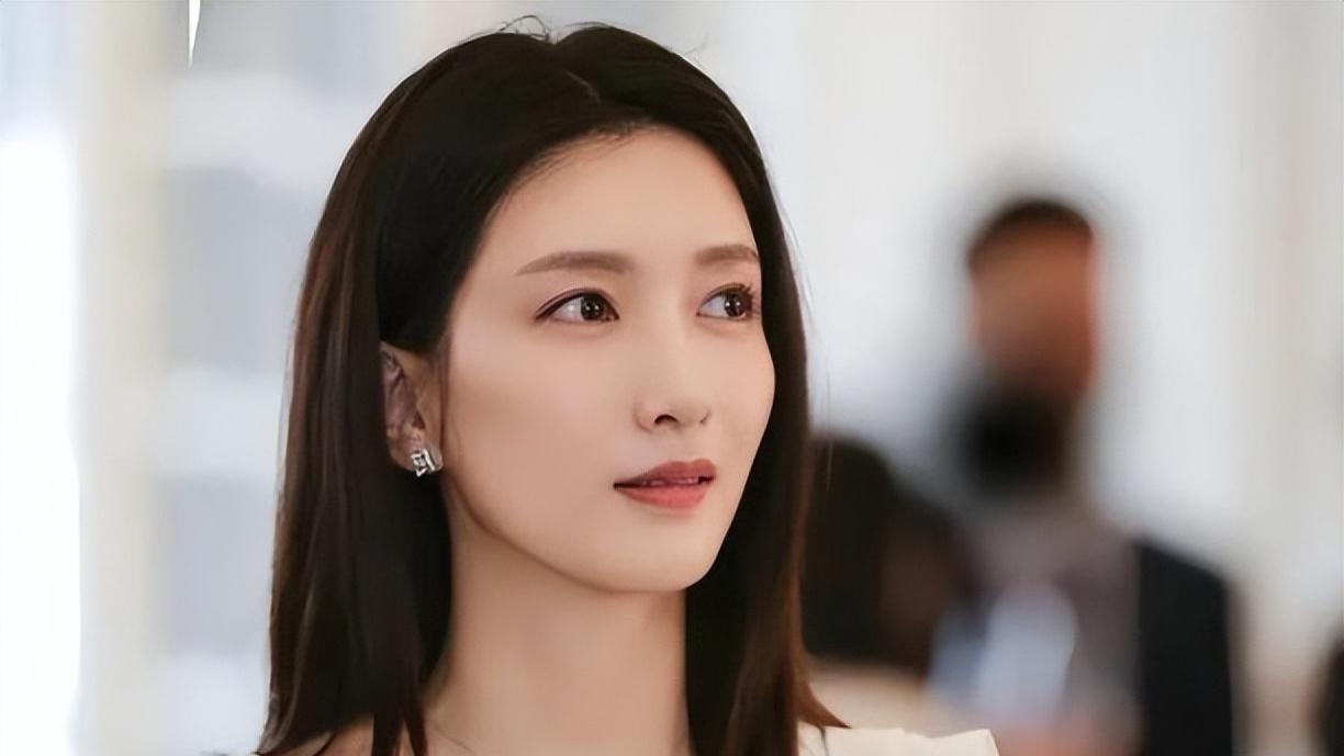 高颜值女孩相亲，不要房子和彩礼，男子一听工作摇头：倒贴也不要