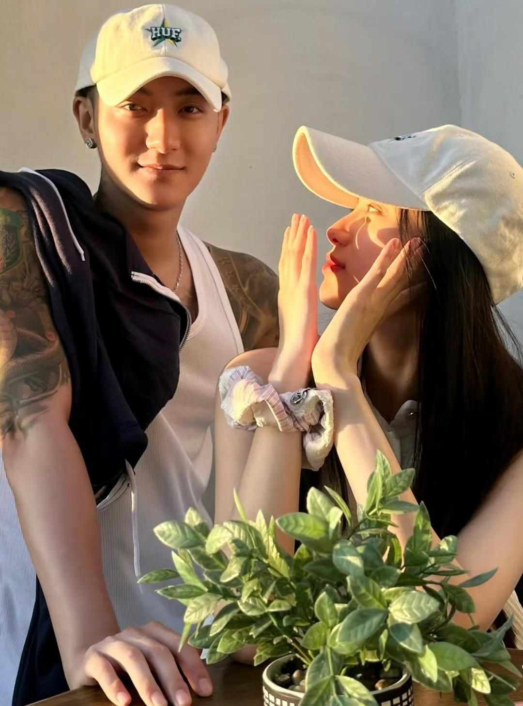 黄子韬隐瞒恋情原因曝光,为父守孝三年不能公开,频上热搜引争议