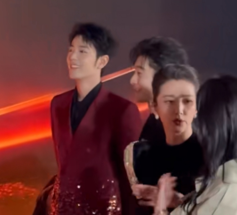 2025微博之夜：李现杨紫牵手走红毯，肖战黄晓明热聊心情极佳