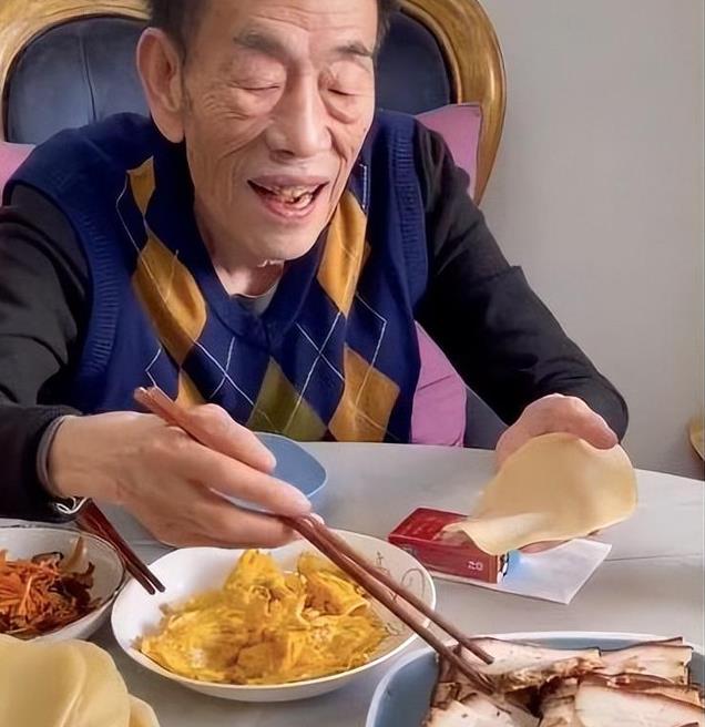 大口吃肉大碗喝酒、爱抽华子，93岁的杨少华，在享福路上一去不返