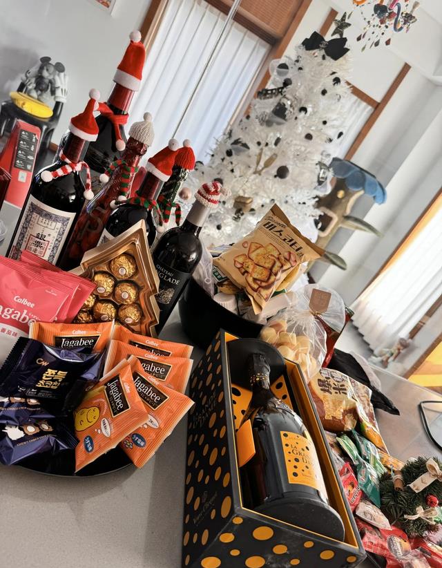 43岁阿娇圣诞节不请朋友，跟狗过，光脚跪沙发拍照！豪宅内景曝光