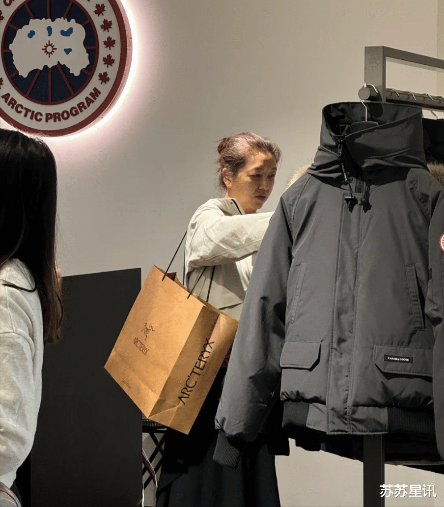 56岁江珊和老公逛街，不施粉黛满头白发似路人，田小洁耐心陪伴