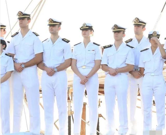 莱昂诺尔公主远洋后首次露面，身旁男生帅气凌人，贴心为公主拿帽