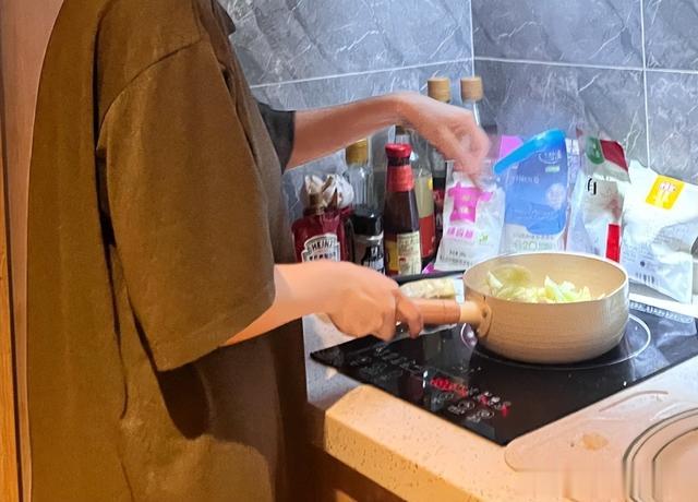 北京31岁女子晒离婚后一人食晚餐，在网络上火了，网友：过于真实