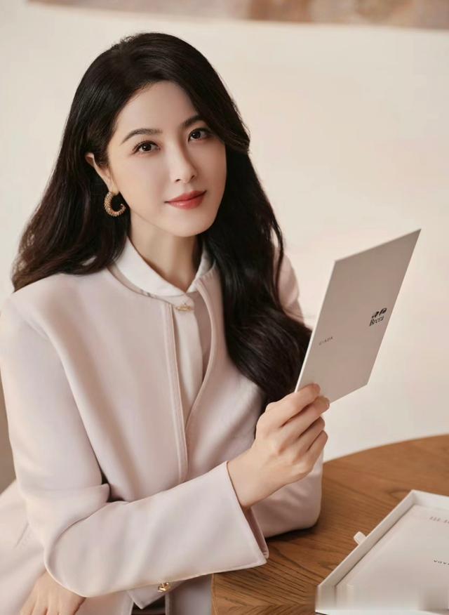 瓜子脸已经out了，“富贵脸”才真有气质！看完对比图你就懂了