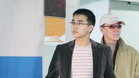 李幼斌：凭《亮剑》大火，抛妻弃子再组家庭，儿子报复让他抱憾