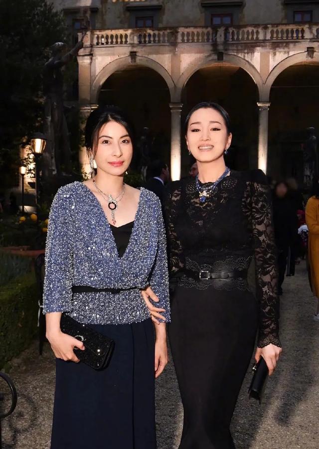 这夜,被45岁高圆圆43岁郭晶晶同框惊艳,对比韩国明星,美的出众