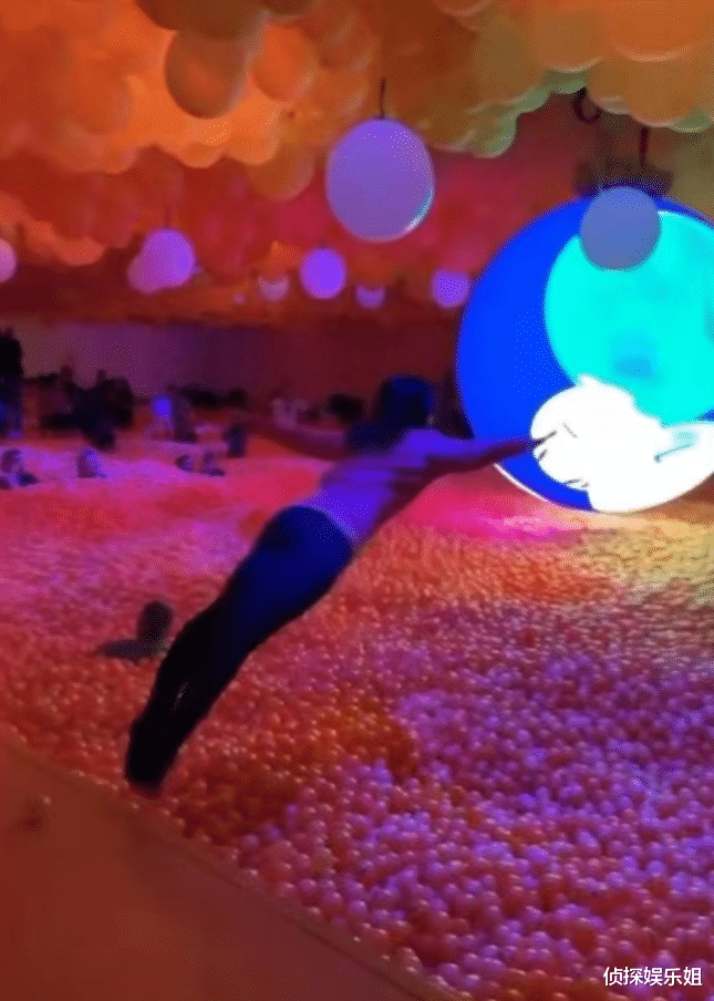 42岁郭晶晶晒米兰之旅,开心上演腾空一字马,活力满格毫无包袱