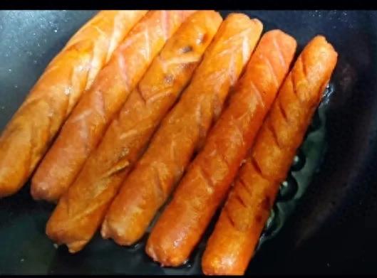 淀粉肠很“无辜”！铺天盖地的“喊打喊骂”，不应该只对准淀粉肠