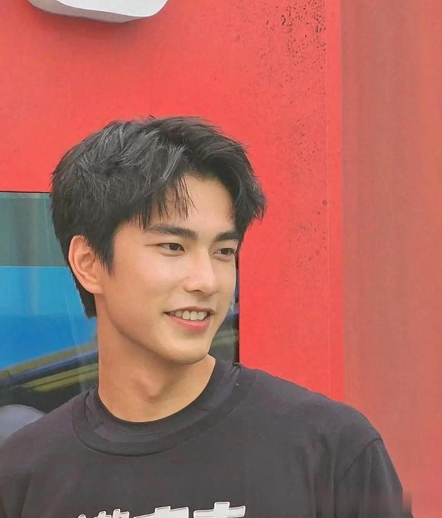 曾敬骅来自中国台湾的青年男演员，长相帅气迷人，演技精湛。