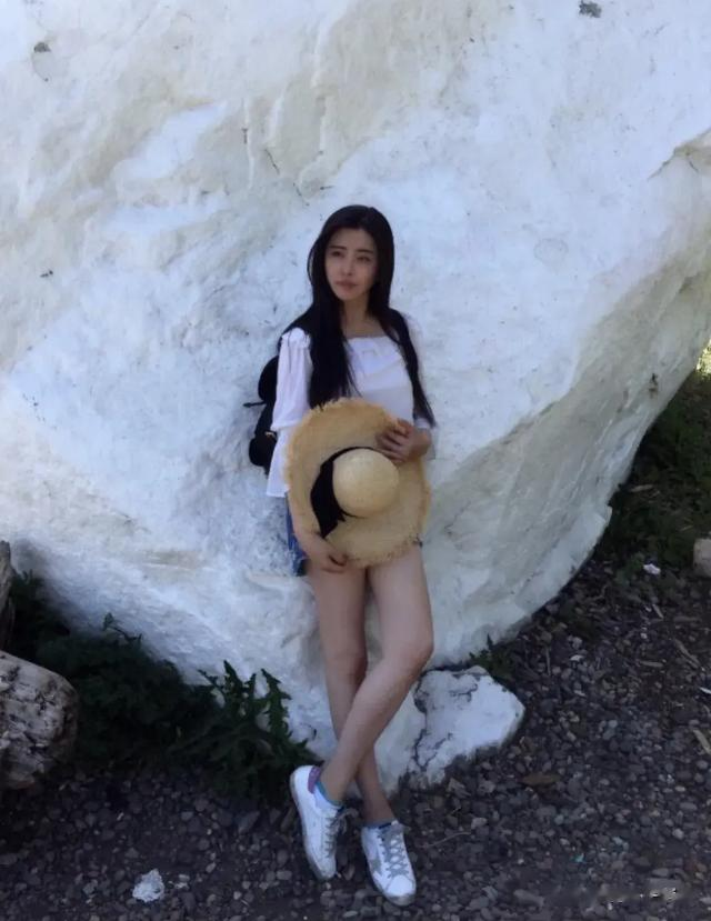 57岁王祖贤近照，面部变化大，头发浓密令人羡慕，身材纤细如少女