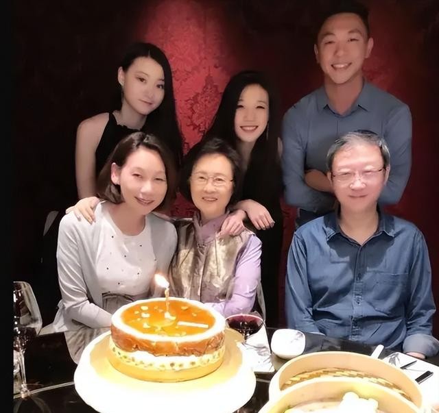 琼瑶前夫:60年前体面离婚,今92岁高龄仍健在,儿子儿媳太争气