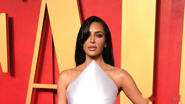 金·卡戴珊的美容秘诀：从发延到整容手术