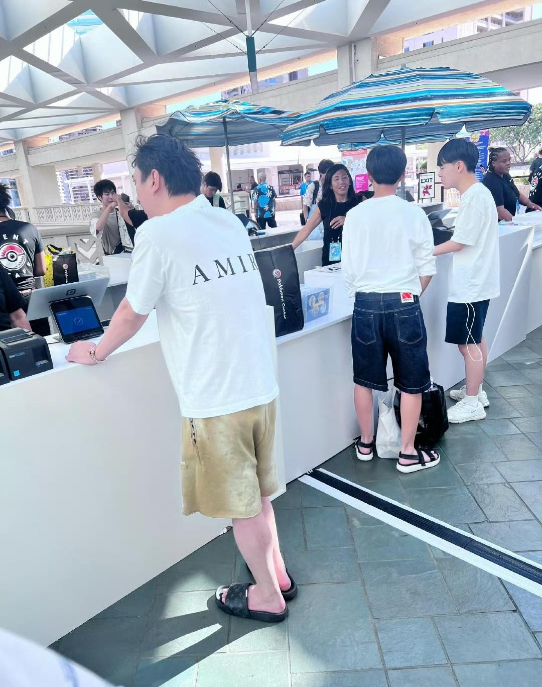 王思聪韩国蹦迪被偶遇,身边多位美女陪伴,街头牵手举止亲密