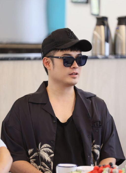 陈赫行李在欧洲机场被掉包!变成一堆垃圾,富人出国也遭另类收割