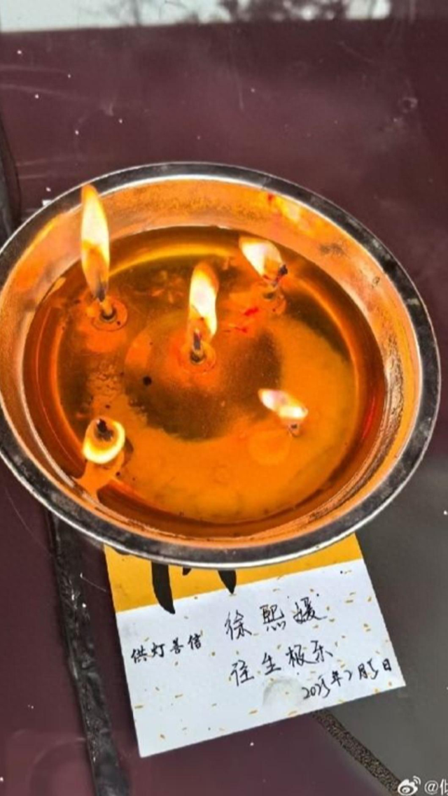 寺庙惊见大S供灯!简短“4字祝福”惹泪 网叹:比吃瓜看热闹好