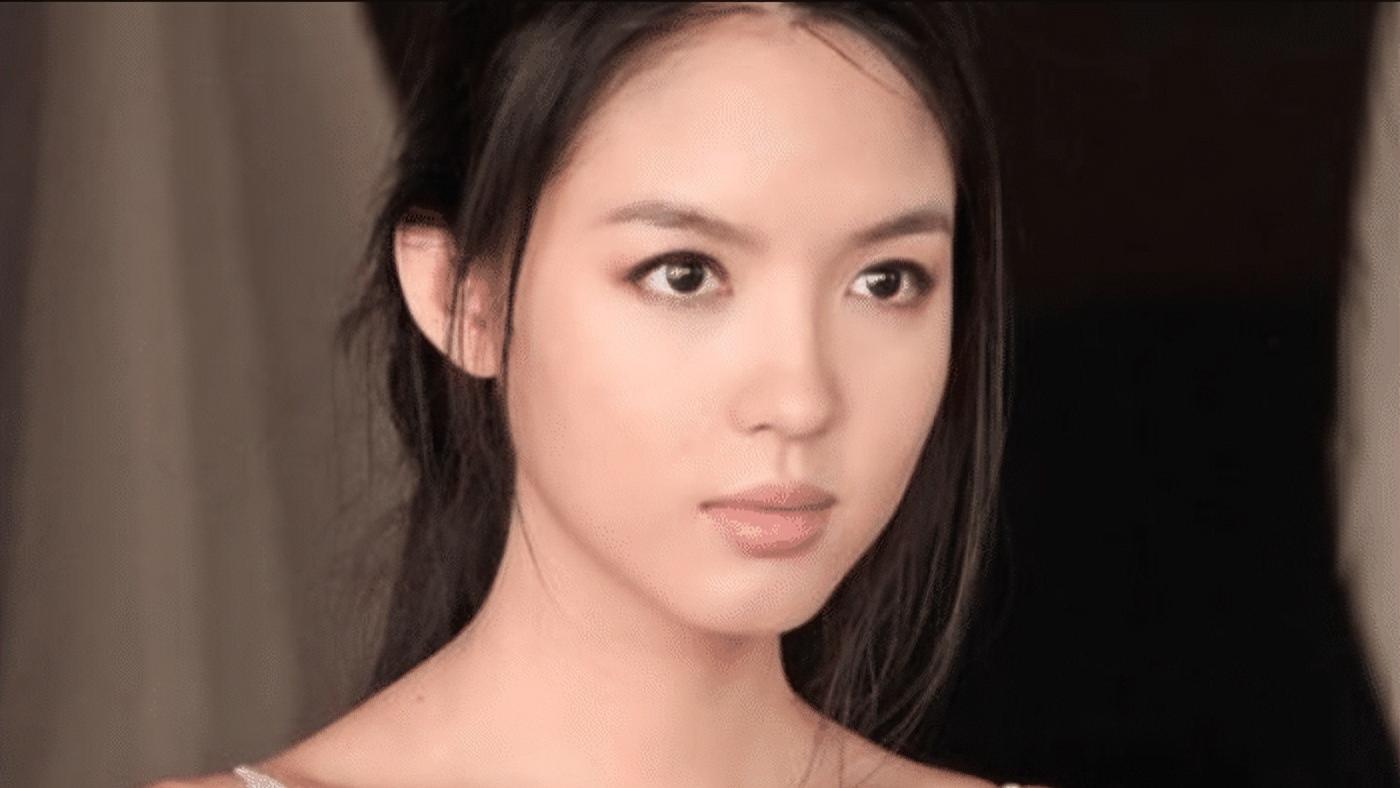 “世界小姐”张梓琳爆照，一双长腿格外吸睛，生育两女身材优