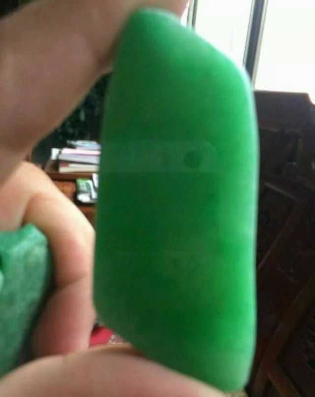 不起眼的翡翠原石，成品出来后，你还觉得豆种是低档货吗？