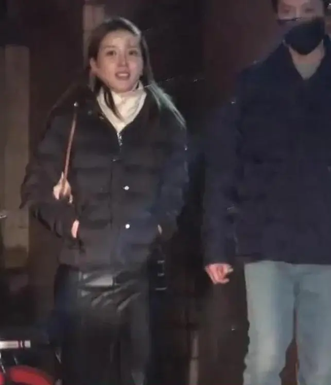 44岁冯绍峰梅开二度,新女友正脸曝光,大眼圆脸菀菀类卿,烟瘾大