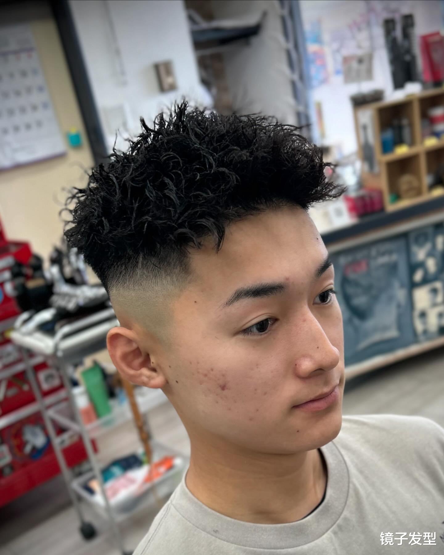 夏季男发别乱剪,周边铲短更时尚,清凉还精神