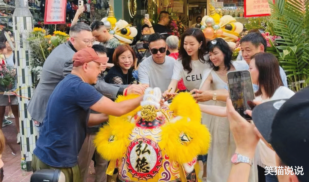 熊黛林晒照庆新店开张,与郭可颂挽手好恩爱,郭可盈状态不错!