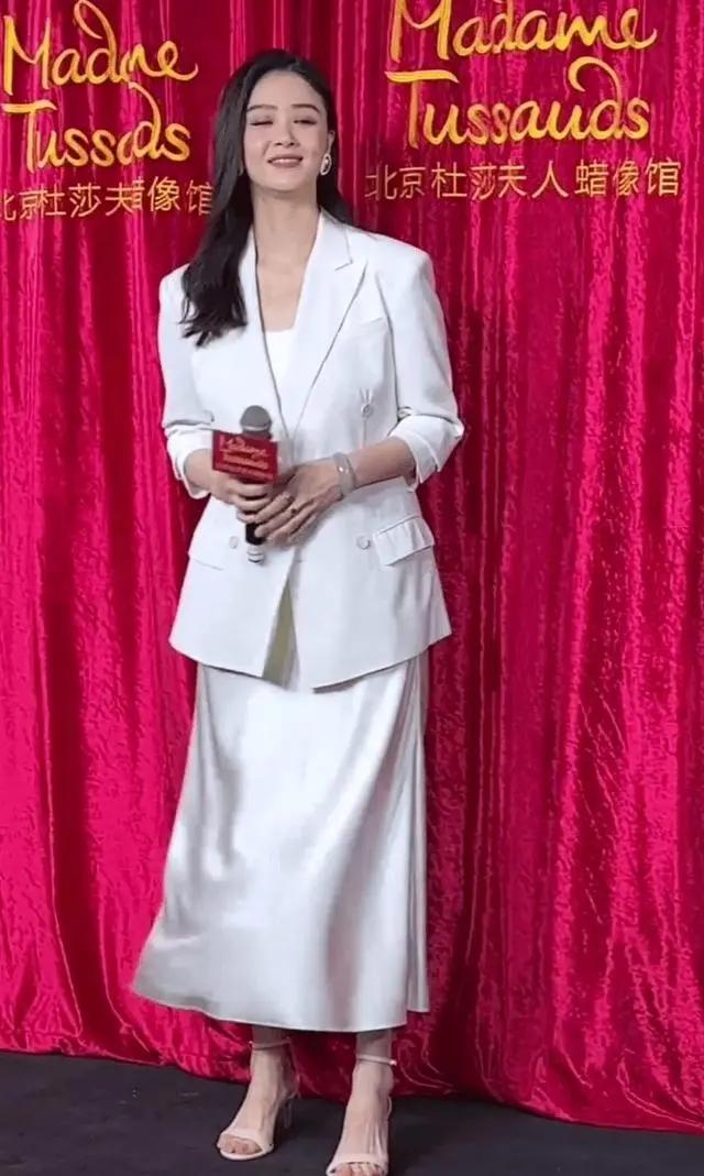 真尴尬！蒋欣出席蜡像揭幕，被丑到只能尬笑，强颜欢笑“太像了”