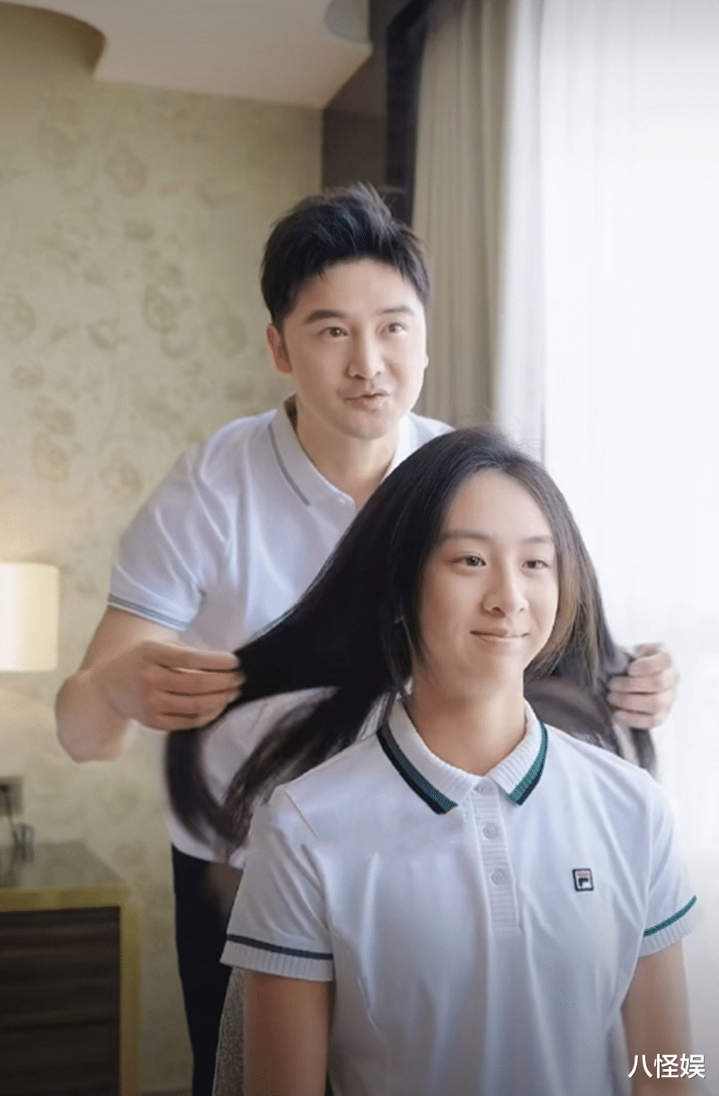 田亮晒儿子近照,12岁亮仔五官硬朗颜值达巅峰,脖子比爸爸还粗