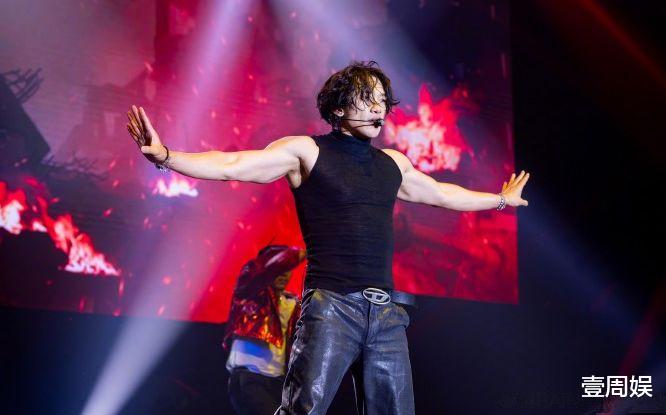 42岁Rain现身活动身材魁梧,发际线后移难掩憔悴,网友:太油腻了