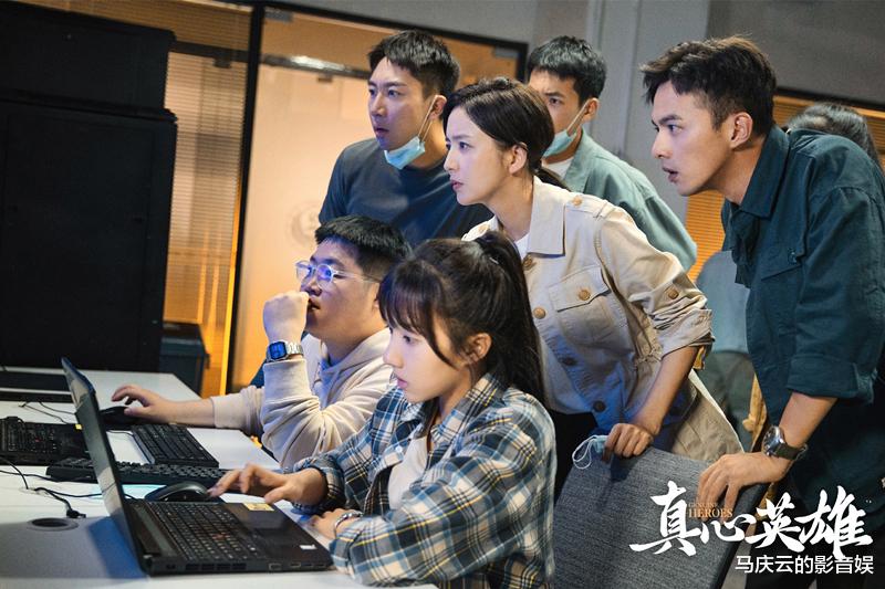 佟丽娅接棒张丰毅，在强故事中塑造角色，《真心英雄》越播越好