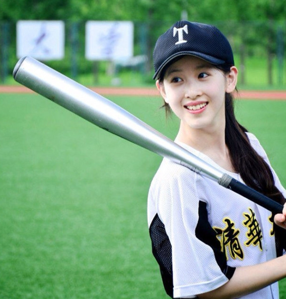 章泽天盛装出席校友会,胸针却引发猜疑,她比刘强东还要“精明”