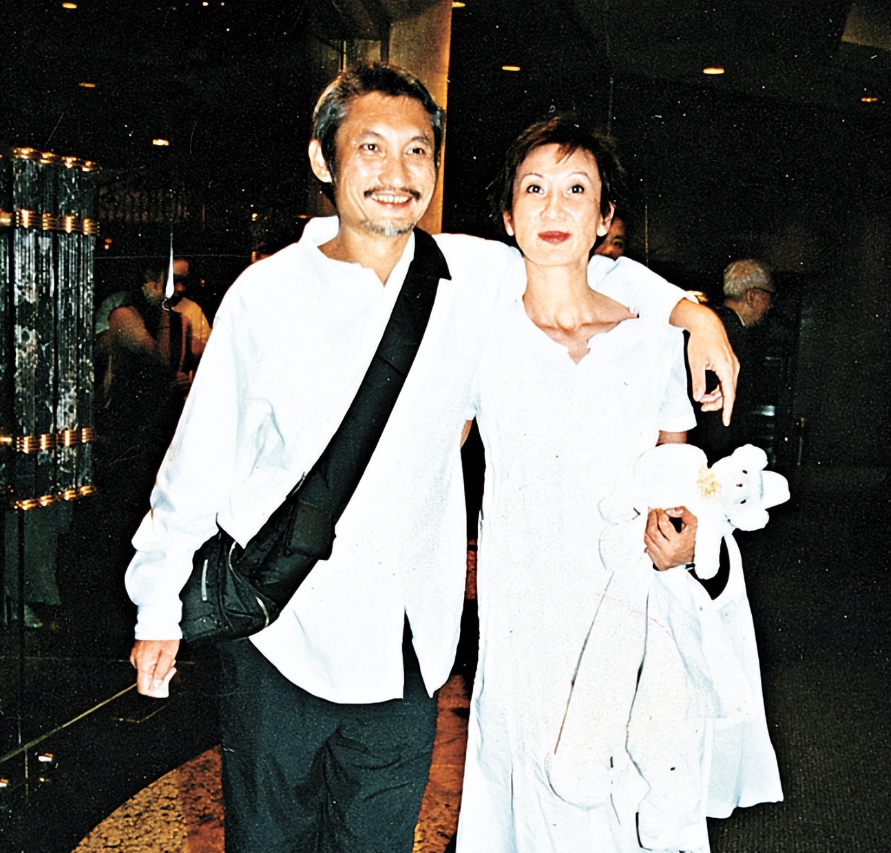 徐克情系小30岁女友仍放不下前妻?73岁施南生拄拐现身他陪伴在侧