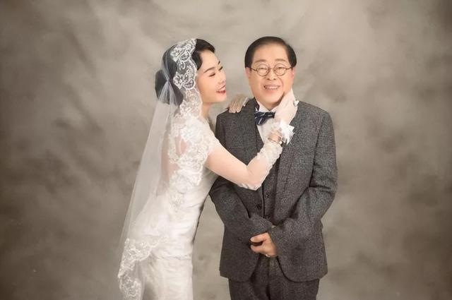 75岁富豪又成父亲！小42岁歌手娇妻4年拼3胎，腹部隆起有孕味