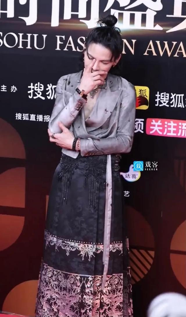 搜狐之夜,蒋欣瘦出漂亮锁骨,马丽满眼的羡慕,柳岩穿白色婚纱美