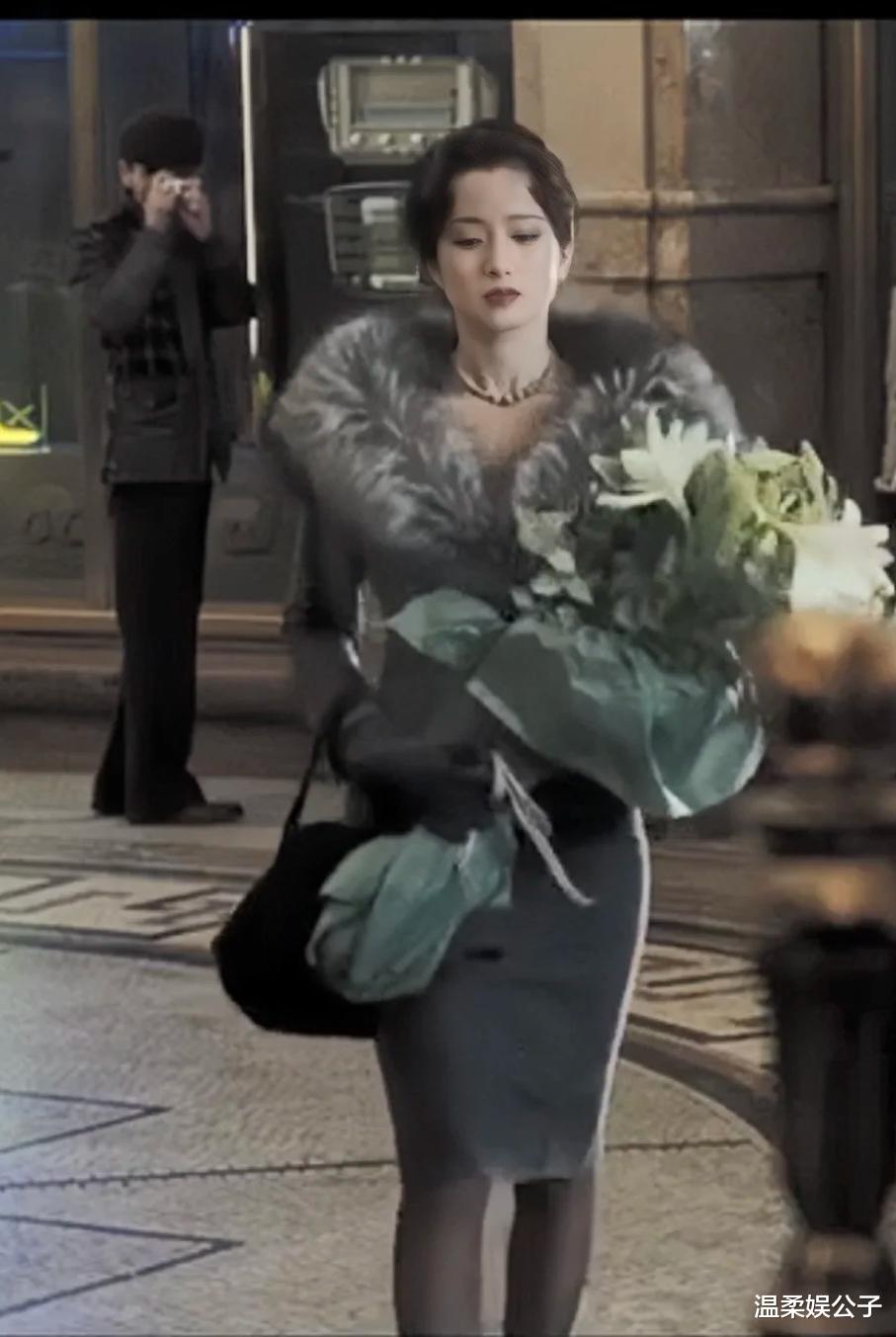 1990年,25岁巩俐和张艺谋来香港,穿碎花小衬衣,一看又土又美