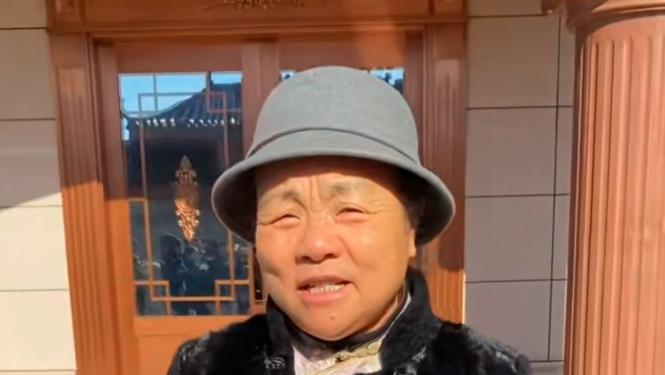 刘强东母亲穿旗袍露面，谈章泽天暖心举动，高情商讲话获好评！