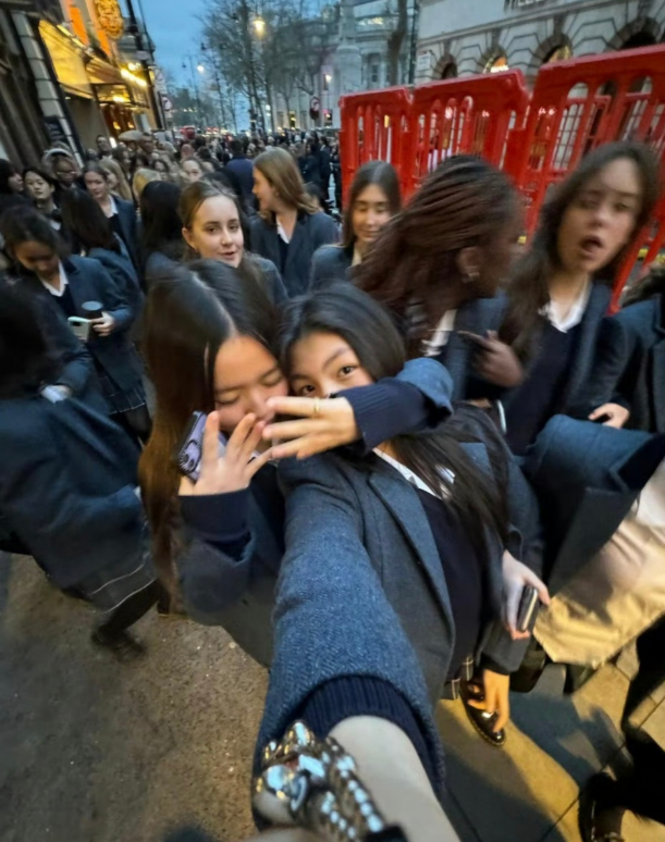 王诗龄晒英国学校出游照!穿英式校服似贵族,与同学合照似陪衬