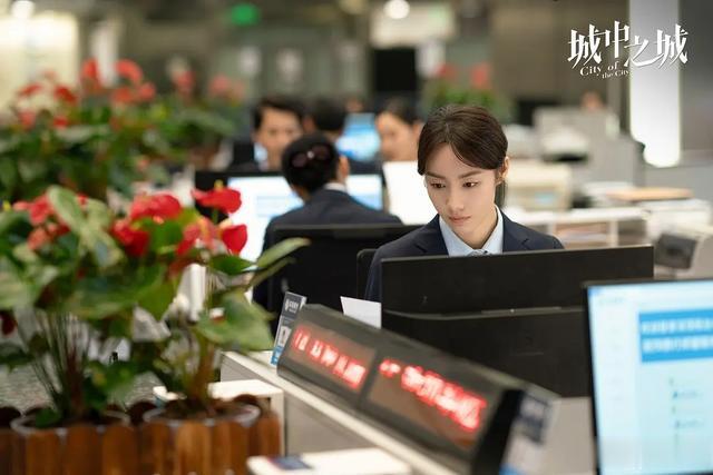 明明是同一个人，演完《破冰行动》再演《城中之城》，愣是没认出
