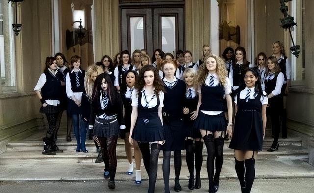 不愧是马斯克最爱的女人,两婚两离还惦记,专程飞去参加她的婚礼