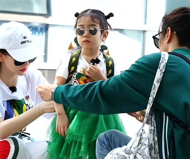 戚薇二胎儿子曝光 Lucky长高许多 二胎儿子神似妈妈 三人共用一张脸