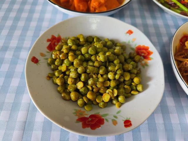 12岁女孩放学自己做饭,晒晚餐走红朋友圈,网友:没对比就没伤害