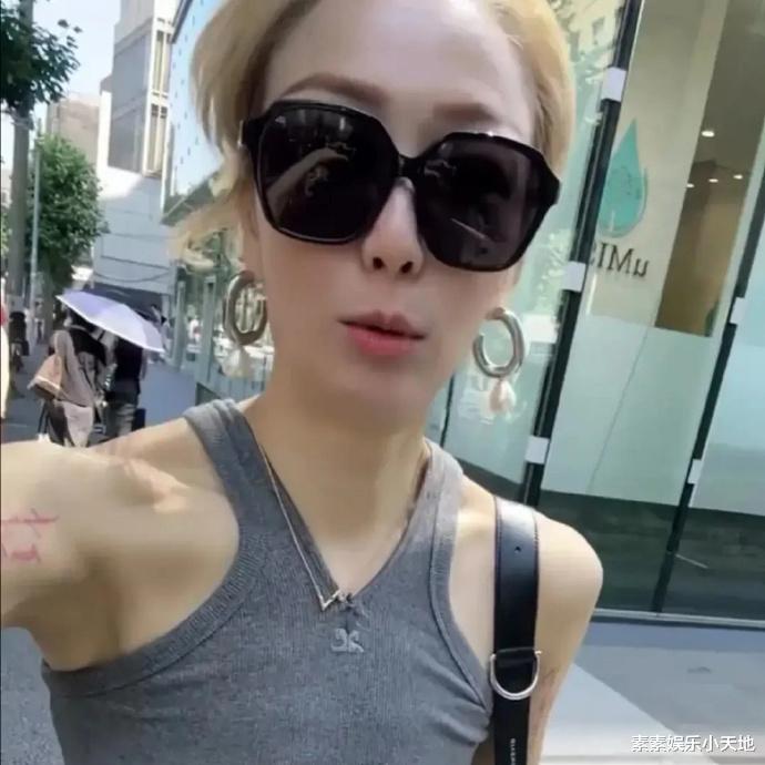 郑秀文许志安日本街头十指紧扣,夫妻情比金坚很恩爱